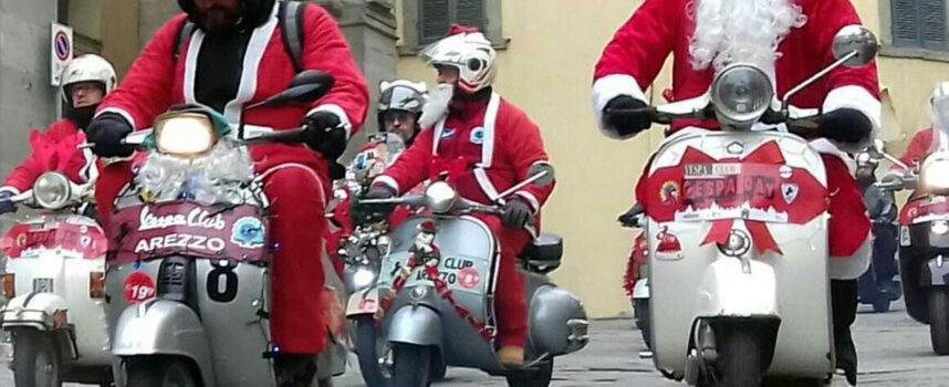 Una parata natalizia di vespisti tra vie e piazze del centro di Arezzo