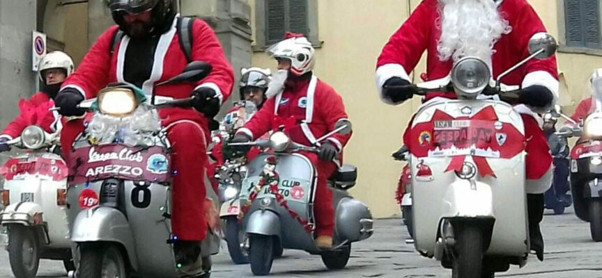 Una parata natalizia di vespisti tra vie e piazze del centro di Arezzo